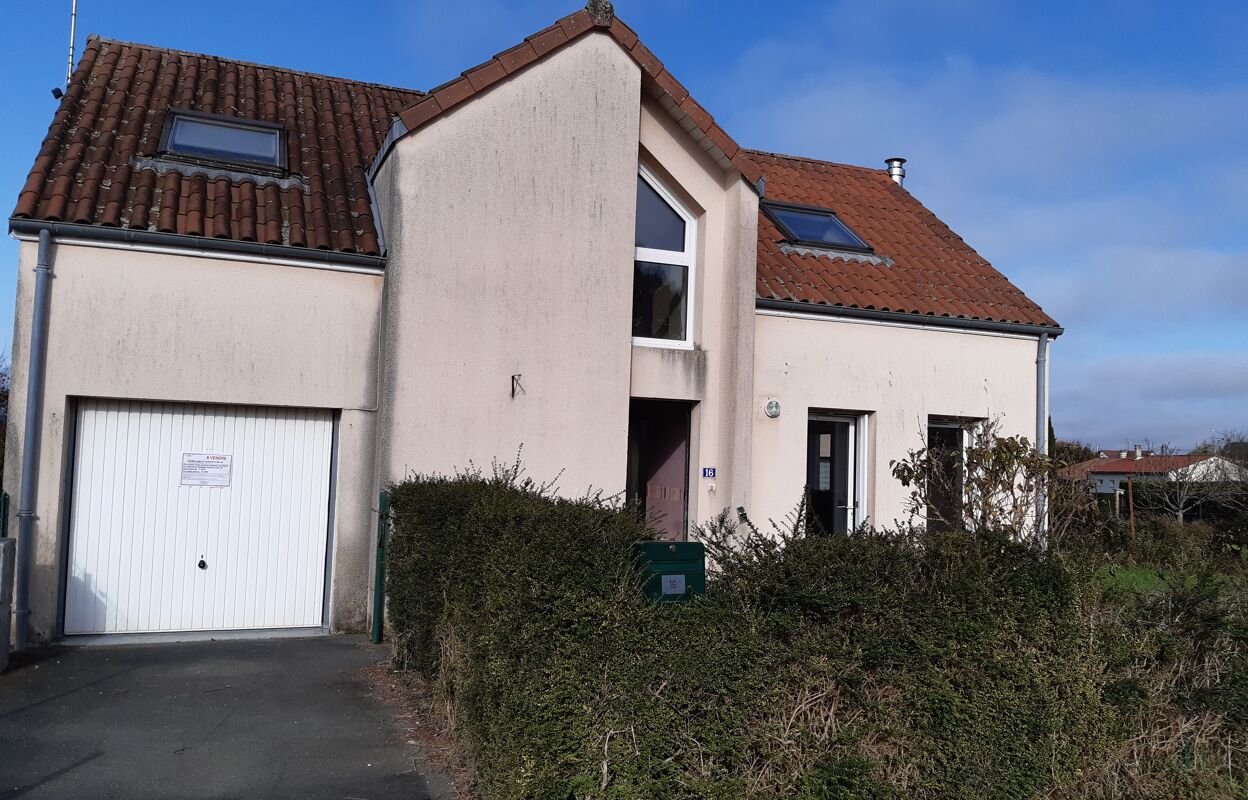 maison 4 pièces 80 m2 à vendre à Lussac-les-Châteaux (86320)