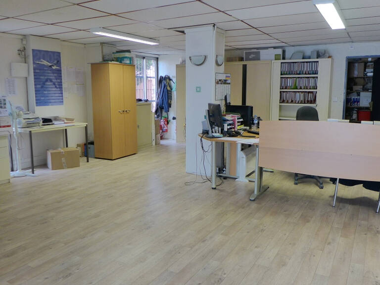 Barrière de Paris - Local commercial de 135m2 — photo 1