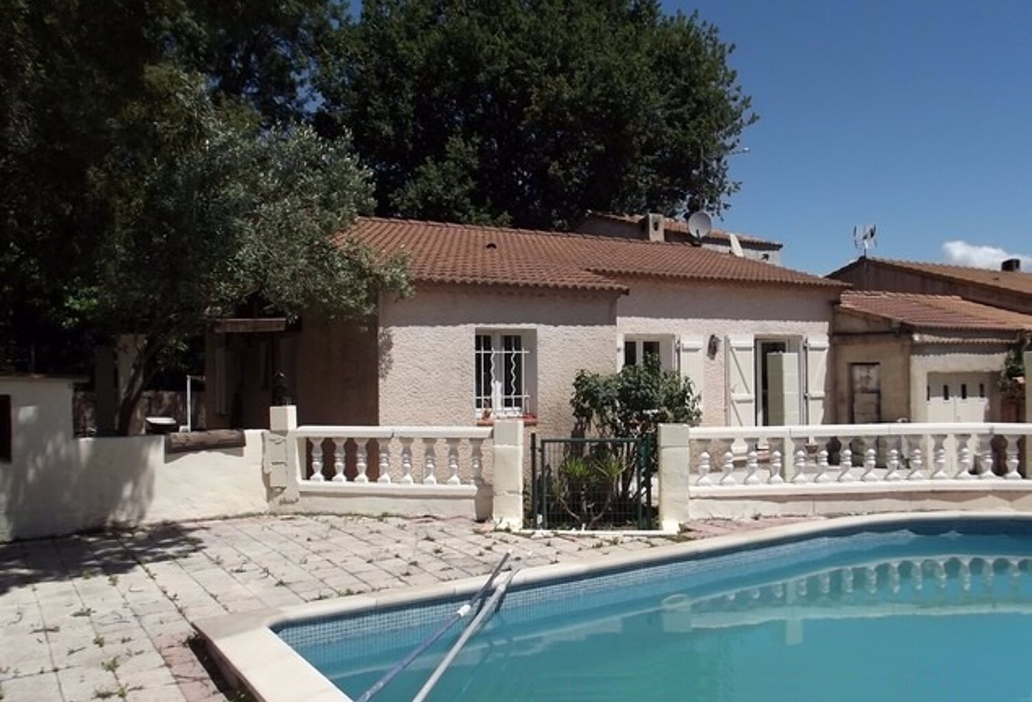 Dans impasse, maison de plain pied avec piscine, environnement b — photo 1