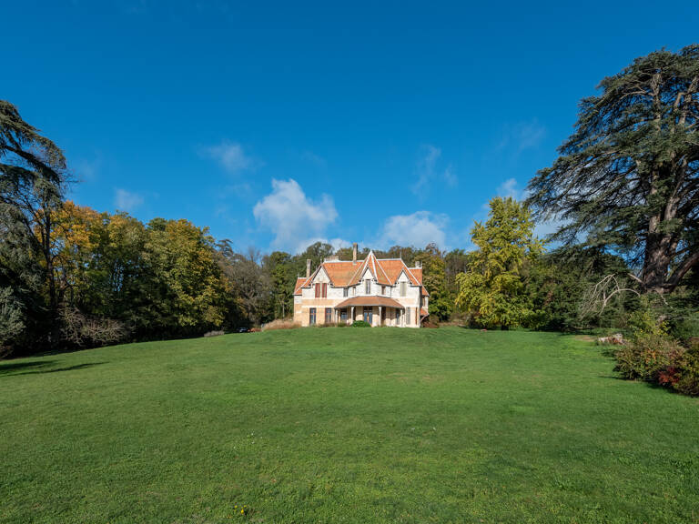 Proche Lyon,manoir XIXème,650 m2 hab,parc de 3ha,piscine. — photo 1
