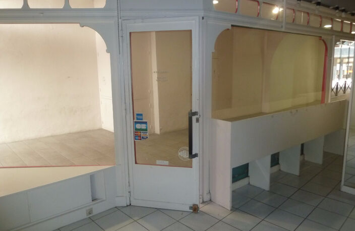 AUBENAS PASSAGE GAMBETTA - Local commercial — photo 2