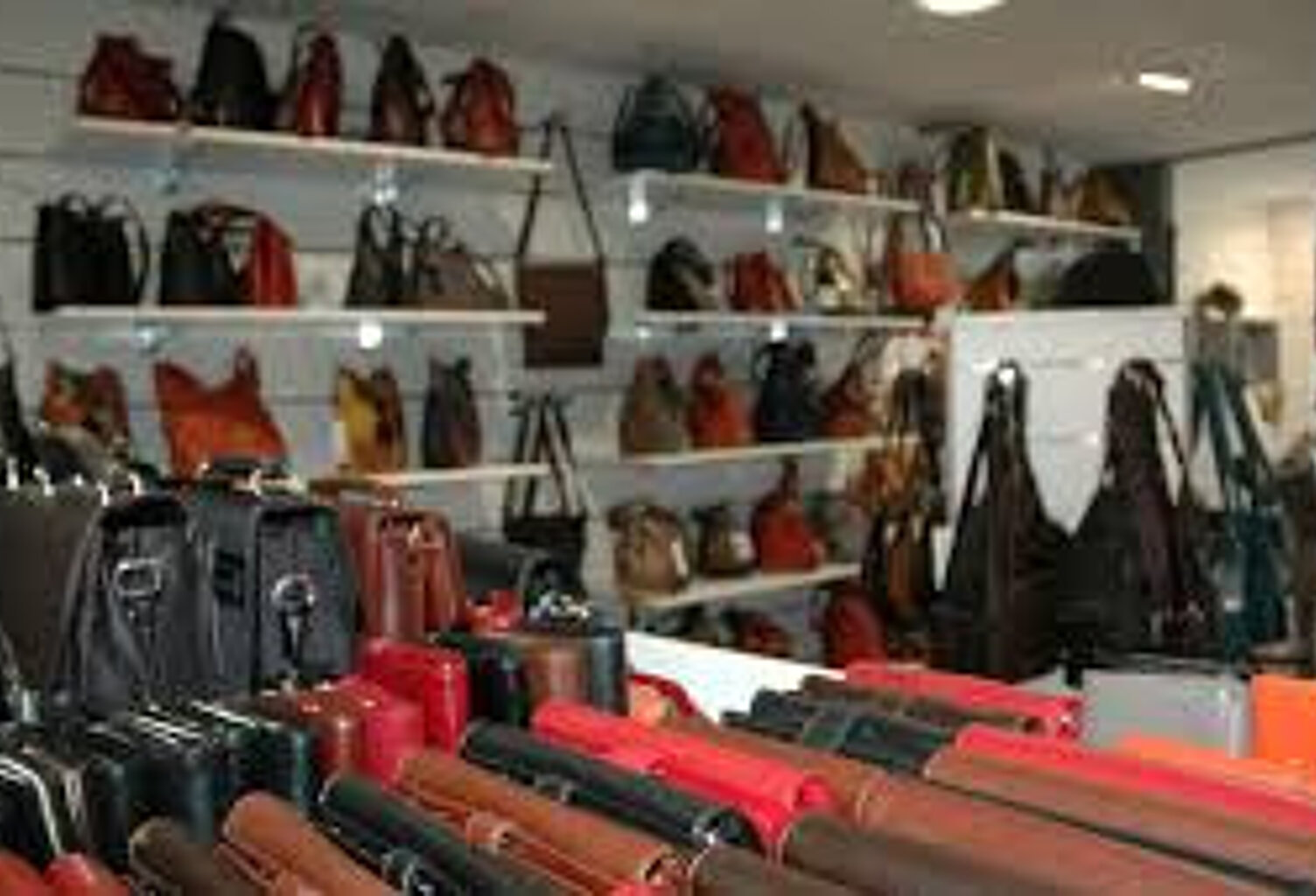 A vendre murs et fonds de commerce Maroquinerie RODEZ — photo 1