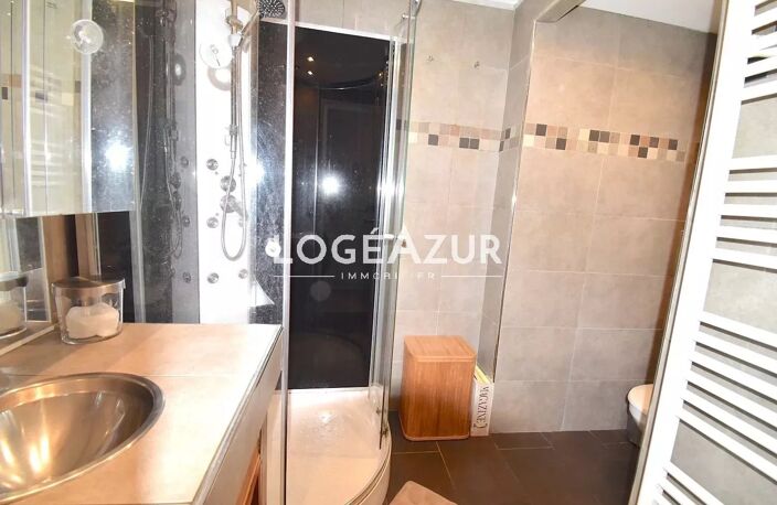 4 PIECES  DERNIER ETAGE +TERRASSE +GARAGE l BIOT — photo 5