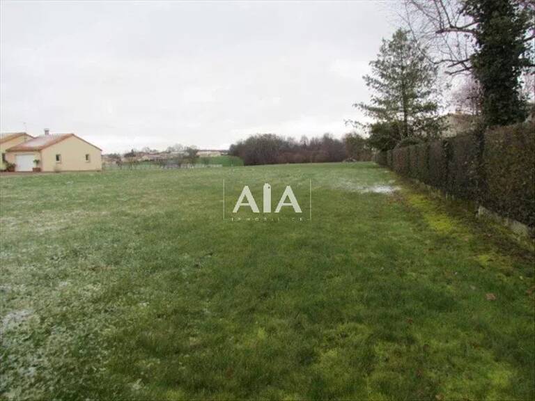 Civray terrain a bâtir — photo 1