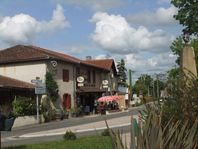 petit hôtel restaurant-bar bien visité — photo du bien