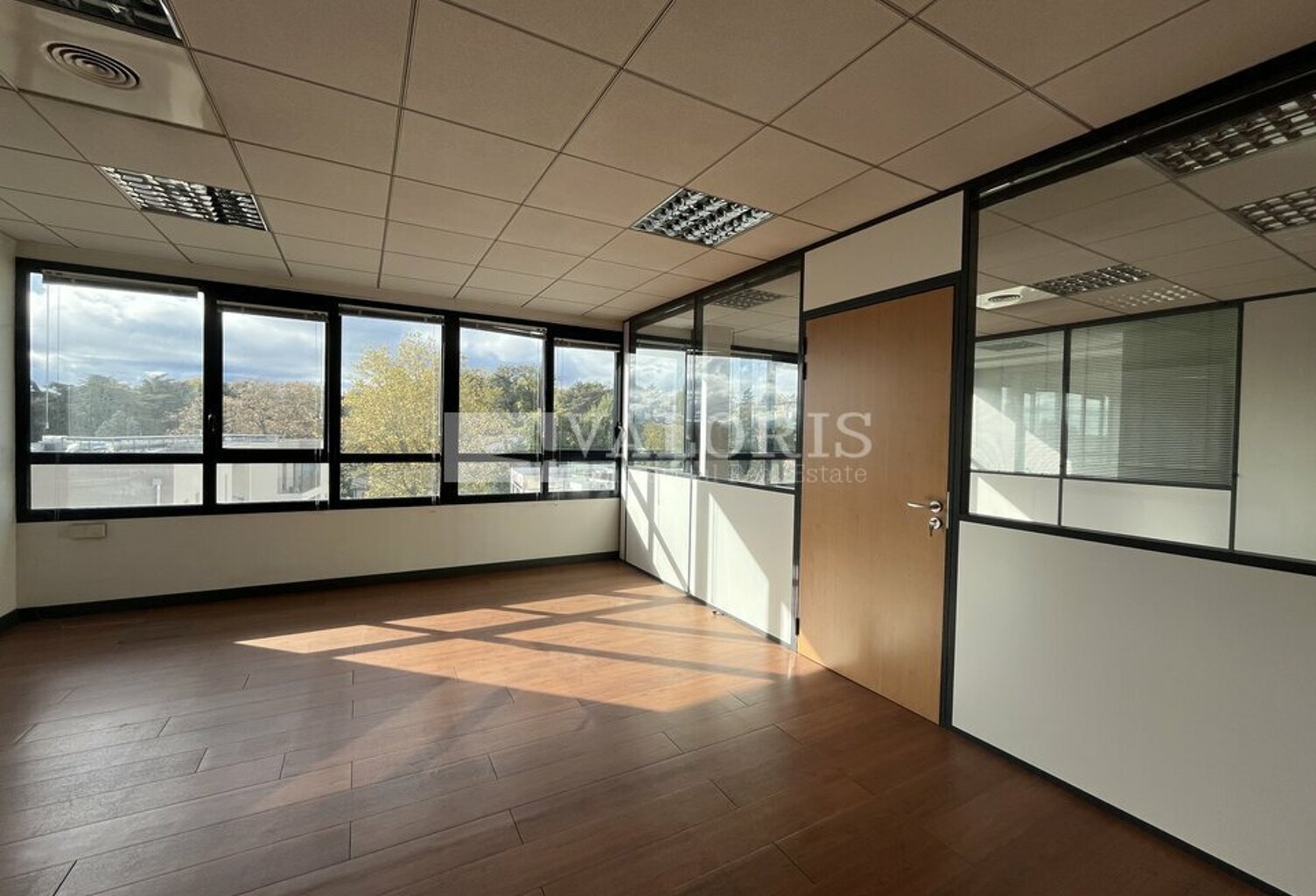 BUREAUX à LOUER — photo 1