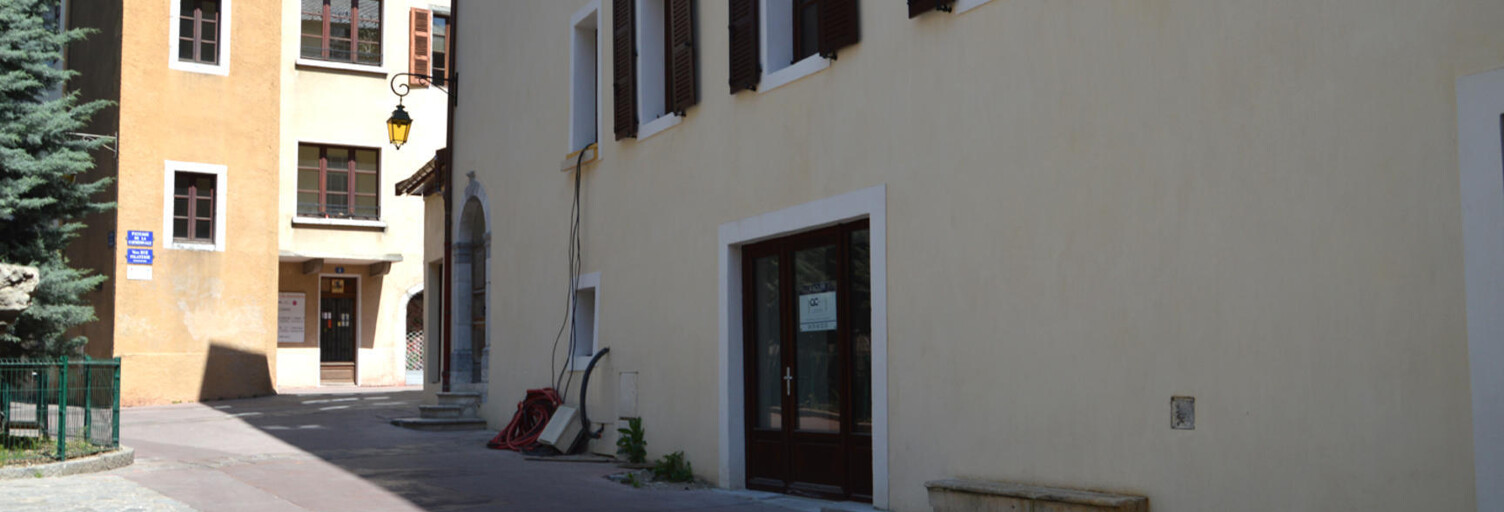 Immeuble  57 m² à louer à Annecy (74000)
