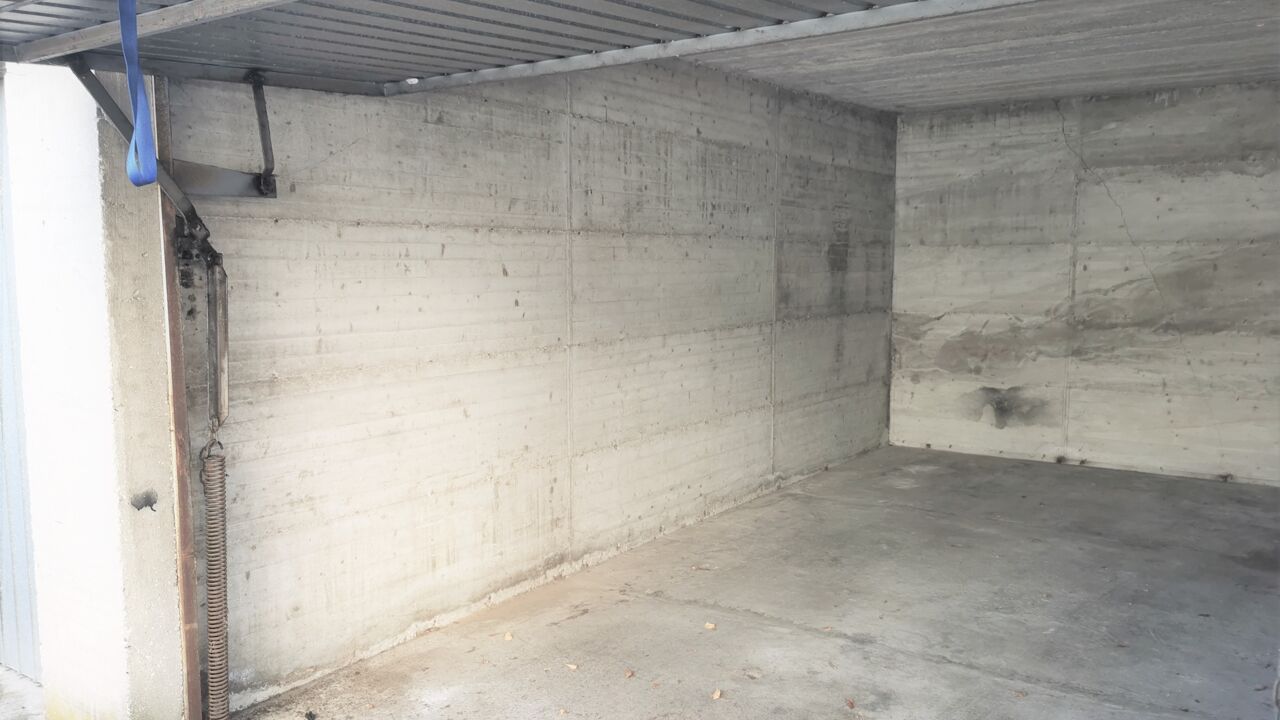 garage  pièces 17 m2 à vendre à Bourgoin-Jallieu (38300)