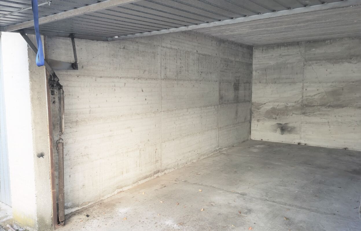 garage  pièces 17 m2 à vendre à Bourgoin-Jallieu (38300)