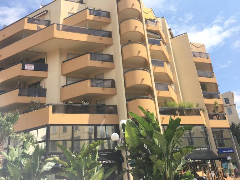 SUPERBE 2 PIECES TERRASSE PLEIN CENTRE — photo 1