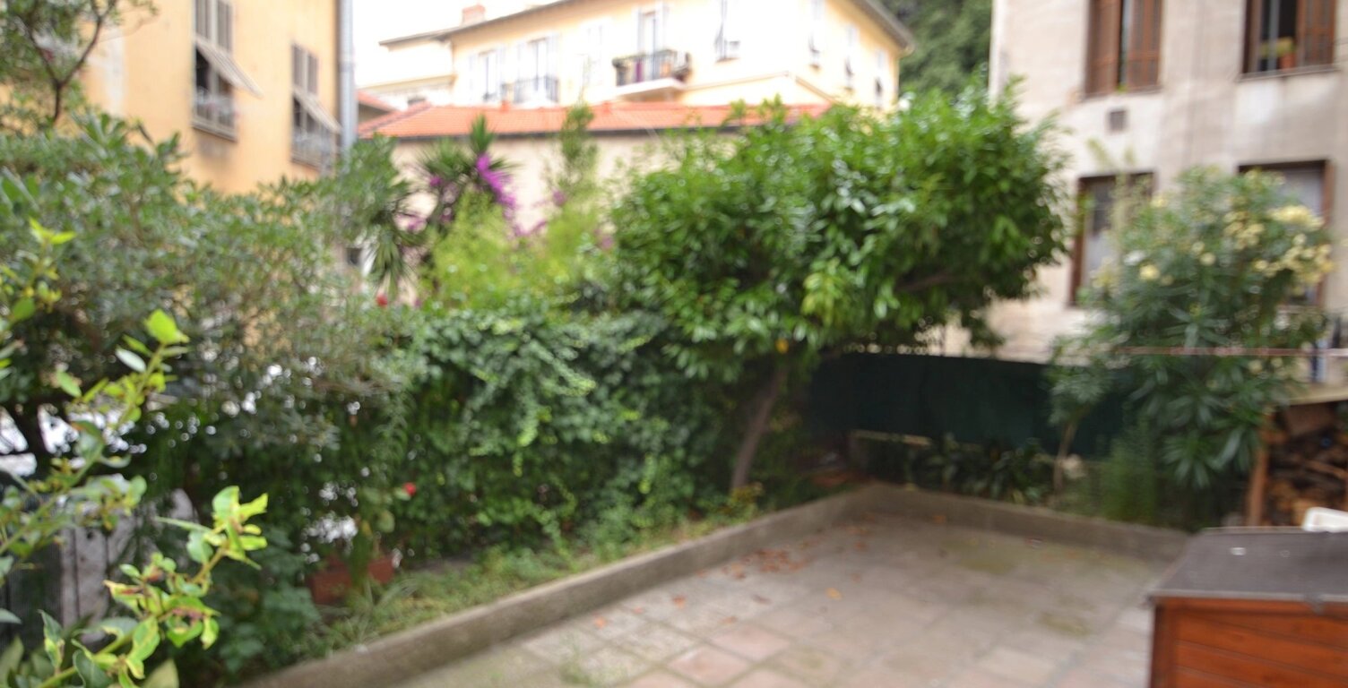studette en souplex magnan proche mer — photo 1