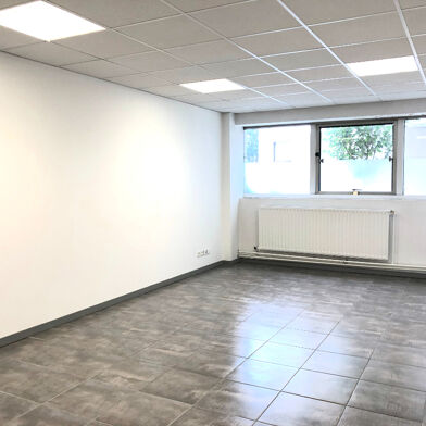 Bureau 9 pièces 4800 €