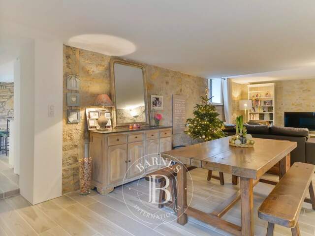Bien vendu // Saint-Romain-au-Mont-d'Or - Centre-bourg - Maison de village de 160 m² - Jardin de 140 m² - 5 chambres — photo du bien