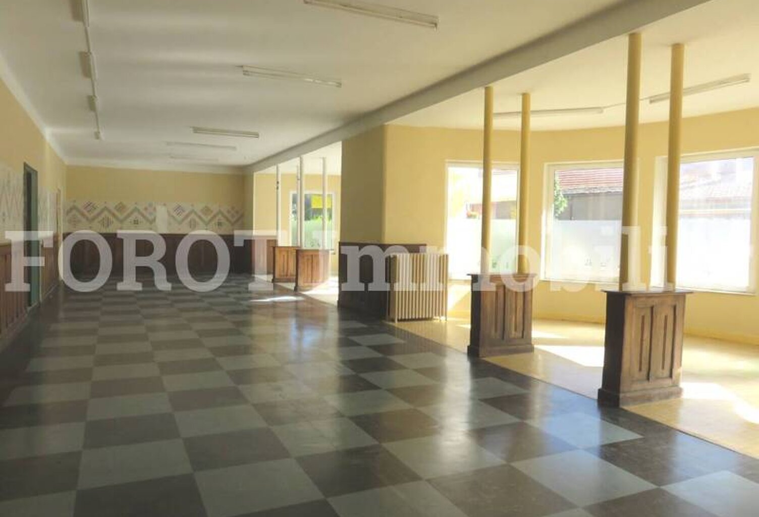 local commercial — photo 1