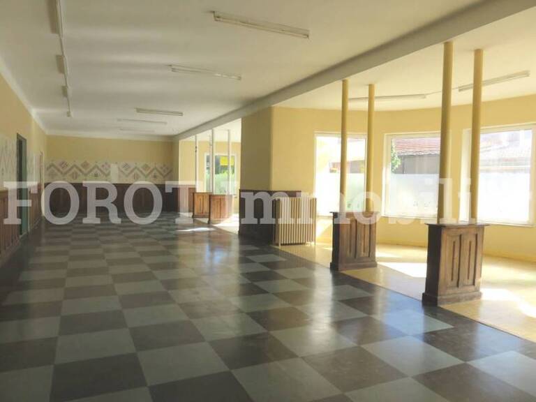 local commercial — photo 1