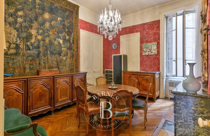 Bien vendu // Lyon 6 - Quai de Serbie - Appartement bourgeois de 213 m² à Lyon 6 - Cave - 4 chambres — photo 2