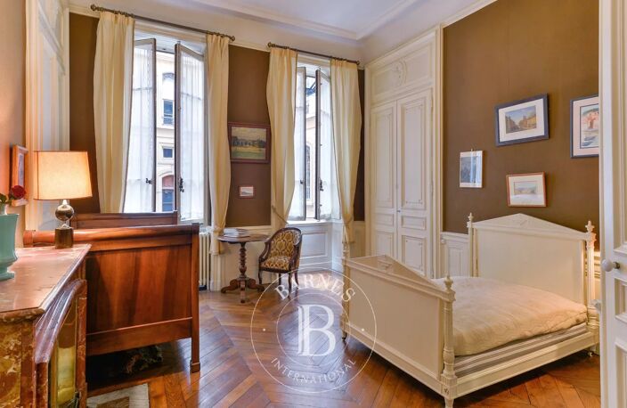 Bien vendu // Lyon 6 - Quai de Serbie - Appartement bourgeois de 213 m² à Lyon 6 - Cave - 4 chambres — photo 4
