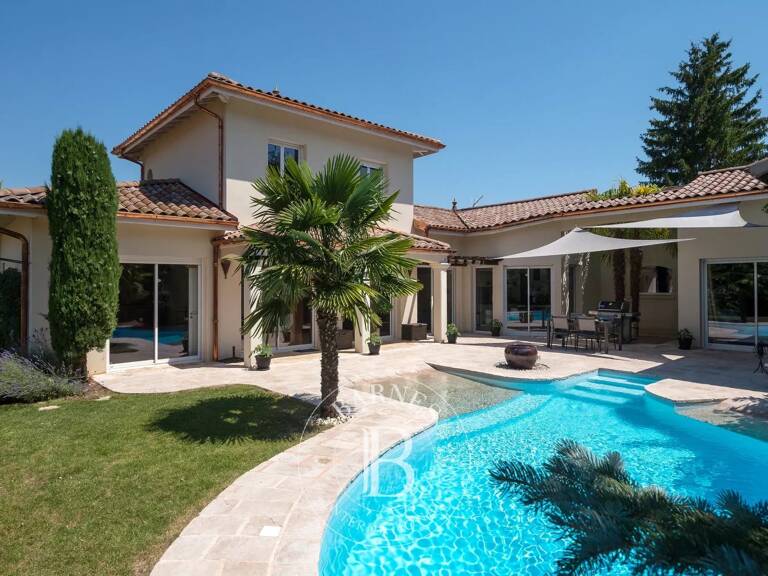 Bien vendu // Cailloux-sur-Fontaines - Maison familiale de 220 m² avec piscine - 4 chambres — photo 1