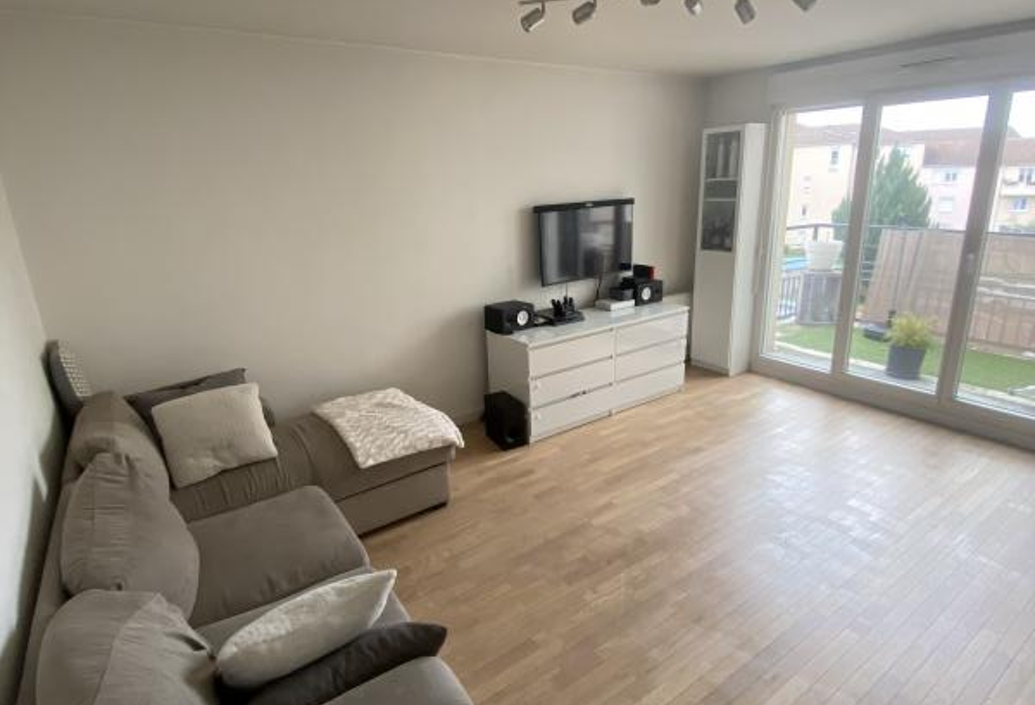 Grand appartement à acheter avec balcon à Villiers-Sur-Marne — photo 1