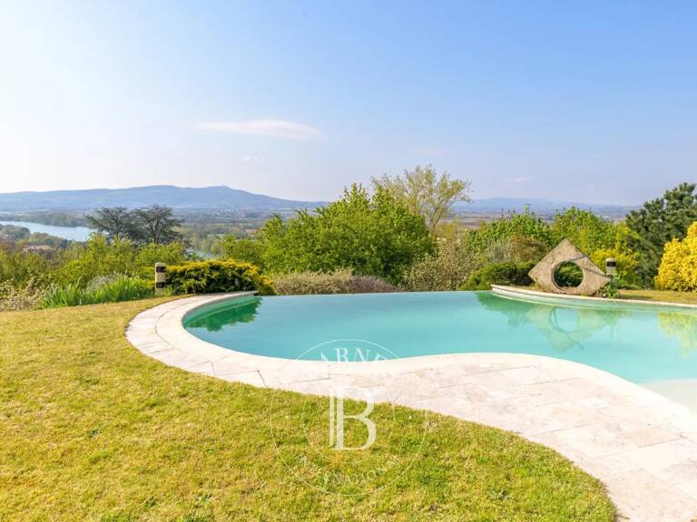 Bien vendu // Trévoux - Maison des années 70 de 234.23 m² - Terrain de 9 640 m² - 5 chambres — photo 1