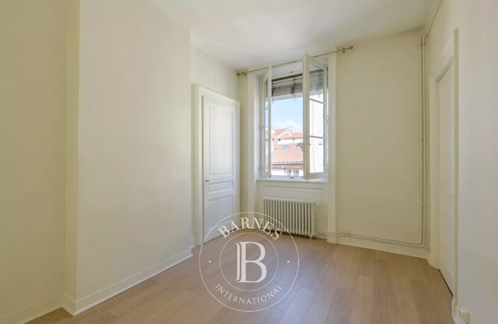 Bien vendu // Acheter un appartement à Lyon 6 - Appartement de 56.80 m² - Cave - Grenier - 2 chambres — photo 3