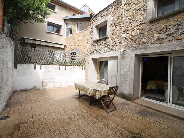 Maison de village avec garage et terrasse — photo du bien