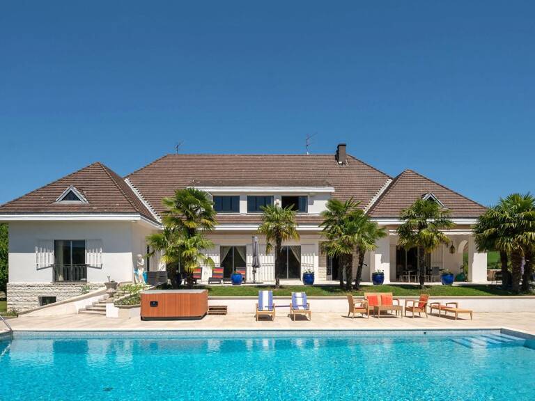 Bien vendu // Montanay - Maison familiale de 603 m² - Terrain de 12 372 m² - 6/8 chambres — photo 1