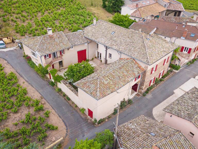Bien vendu // Saint Etienne-la-Varenne - Beaujolais - Maison ancienne de 330 m² et ses dépendances - Terrain de 1 500 m² - 7 chambres — photo 1