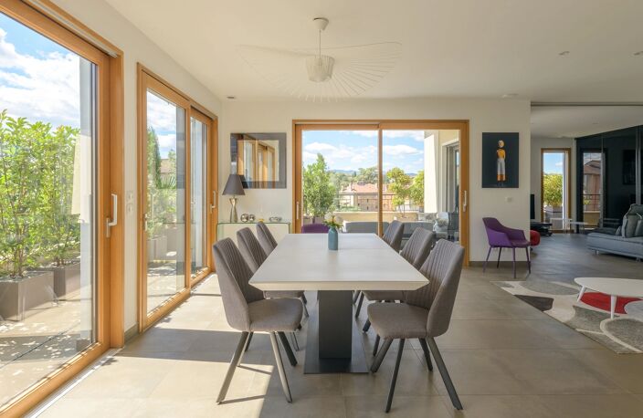 Bien vendu // Villefranche-sur-Saône - Beaujolais - Attique d'environ 145 m² -  jardin d'hiver de 9 m² - 3 chambres - Terrasses  49 m² — photo 2