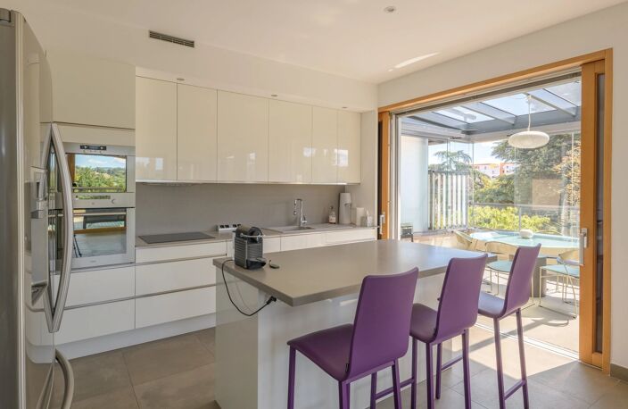 Bien vendu // Villefranche-sur-Saône - Beaujolais - Attique d'environ 145 m² -  jardin d'hiver de 9 m² - 3 chambres - Terrasses  49 m² — photo 3