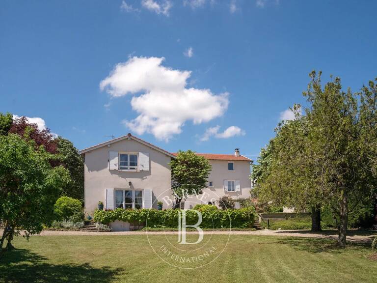 Bien vendu // Grezieu-La-Varenne - Maison de 430 m² - 9 chambres - Terrain 2 Ha - Annexes et piscine — photo 1