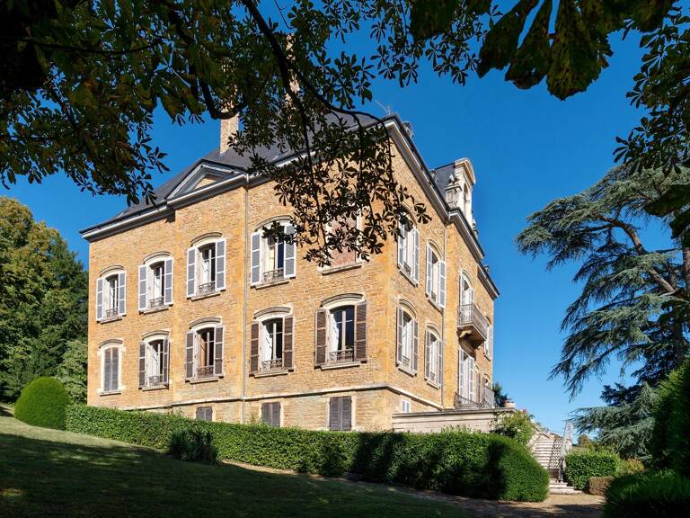 Bien vendu // Cogny - Beaujolais - Maison en pierres dorées de 800 m² - 10 chambres - Terrain 9 000 m² — photo 1