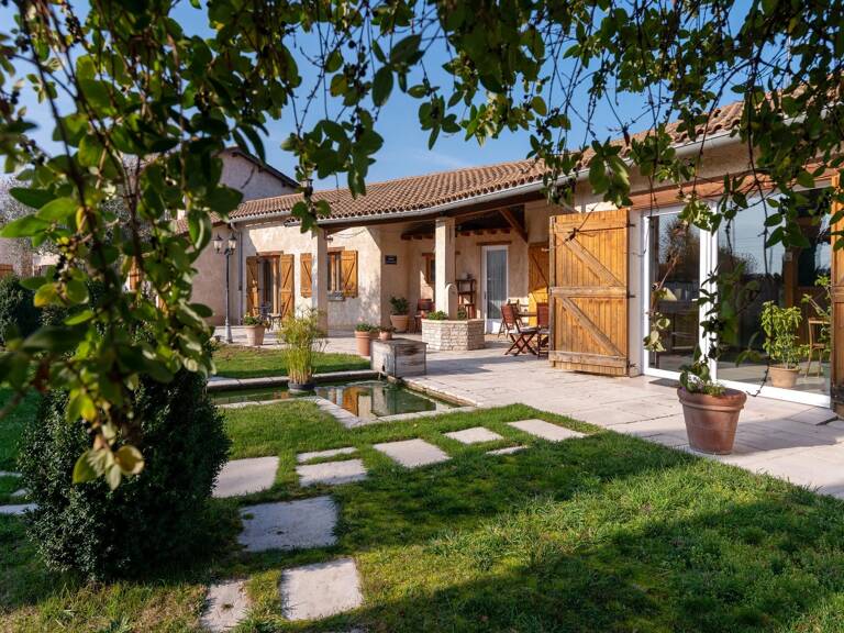 Bien vendu // Quincié-en-Beaujolais - Maison d'hôtes de 292 m² - 7 chambres - Terrain de 1350 m² - Piscine — photo 1