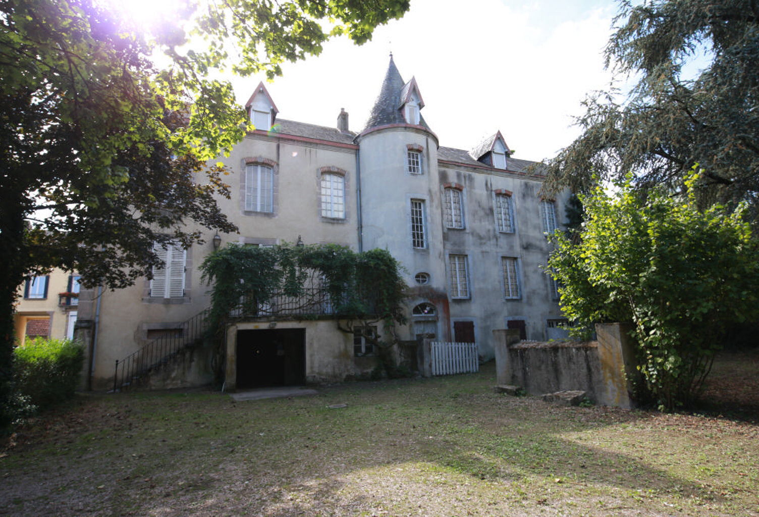Maison Bourgeoise de 350 m2 à rénover à vendre en centre bourg — photo 1