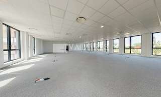 Bureau  992 m² à louer à Vaulx-en-Velin (69120)