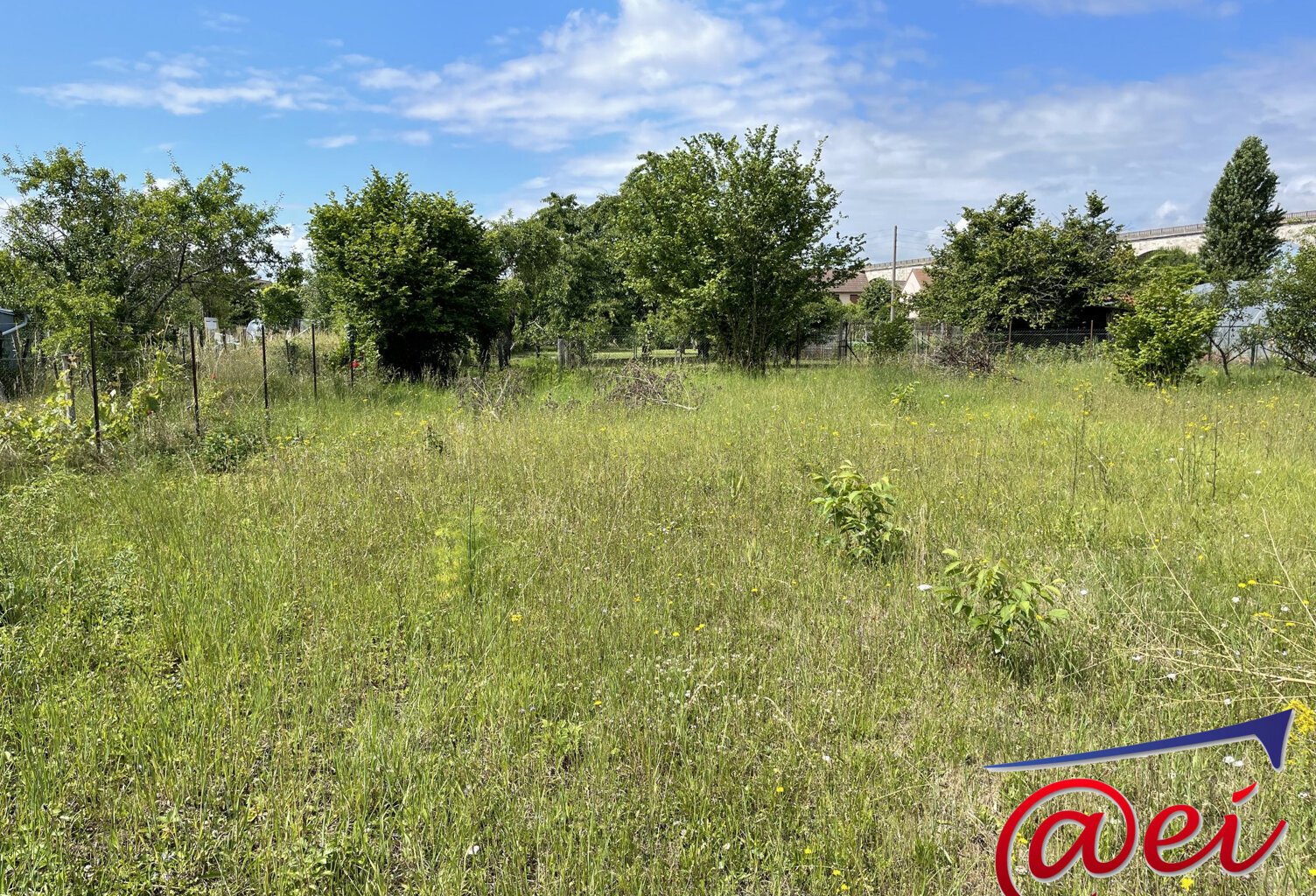 Terrain constructible de 1296 m² — photo 1