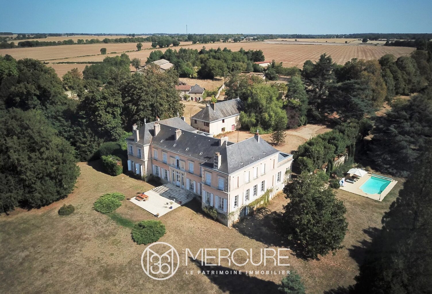 CHATEAU XIXe ET SES DEPENDANCES, PISCINE, SUR 9HA60 — photo 1