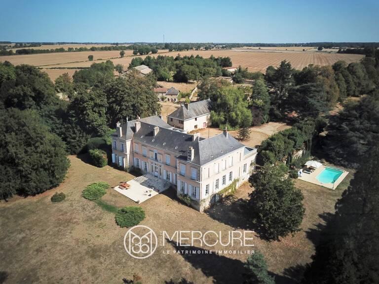 CHATEAU XIXe ET SES DEPENDANCES, PISCINE, SUR 9HA60 — photo 1