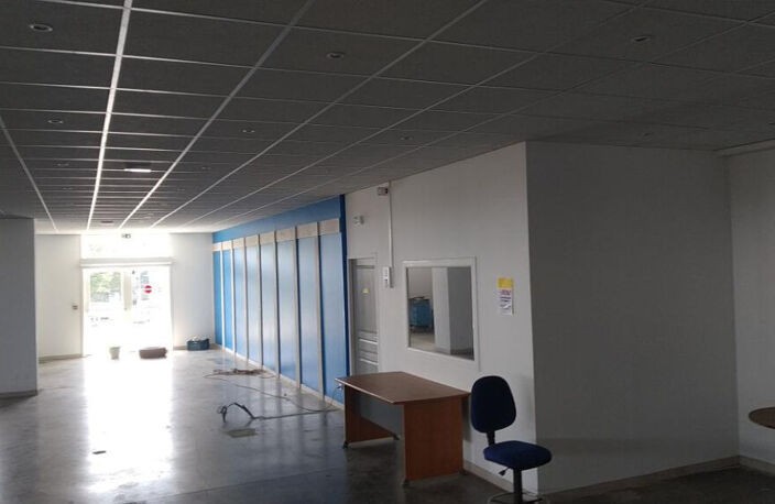 AUXERRE - 443 m2 - CELLULE COMMERCIALE  OU PLATEAU DE BUREAUX — photo 4