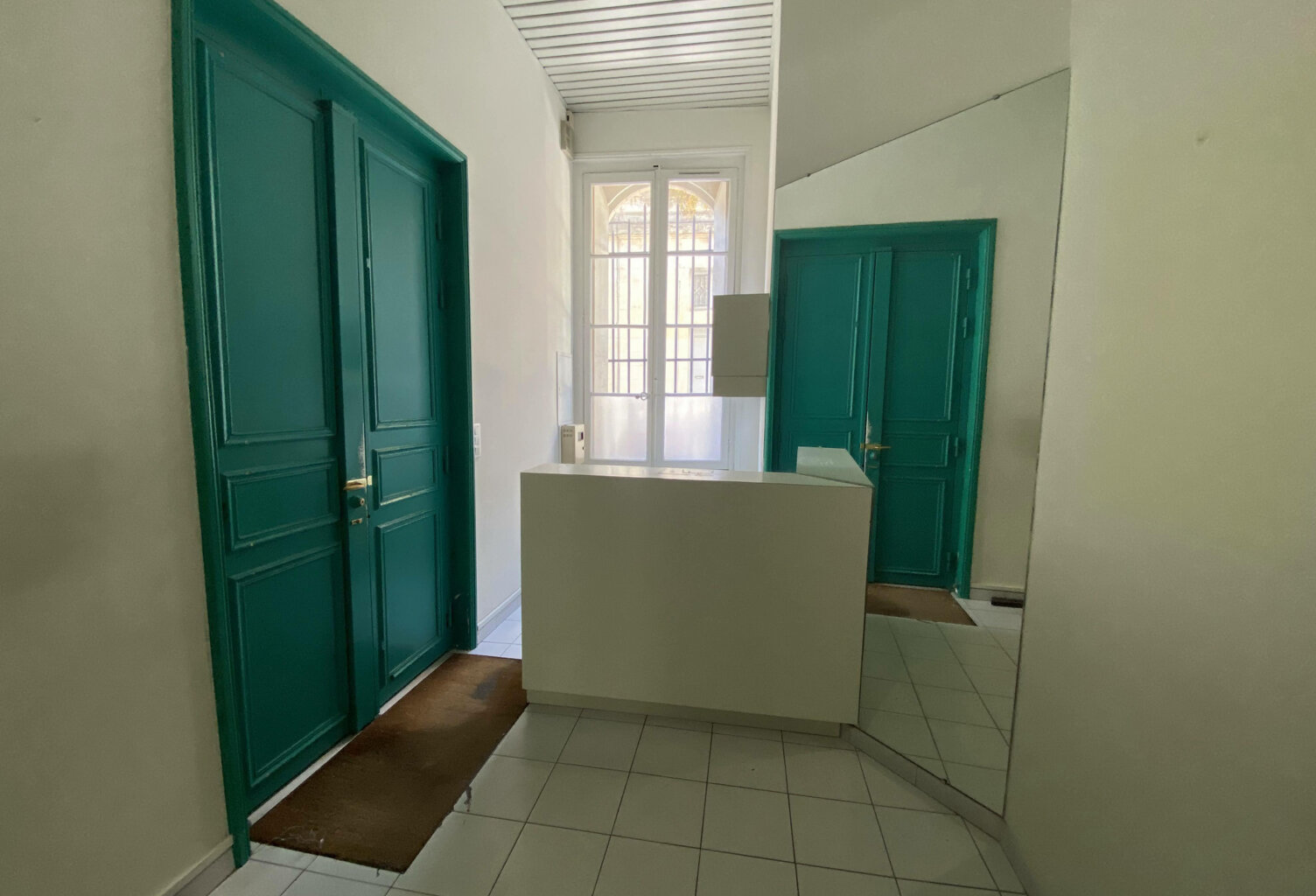 NIMES-COUPOLE. En RDC d'un immeuble bourgeois, bureaux d'une — photo 1