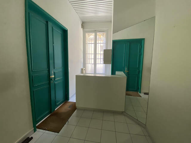 NIMES-COUPOLE. En RDC d'un immeuble bourgeois, bureaux d'une — photo du bien
