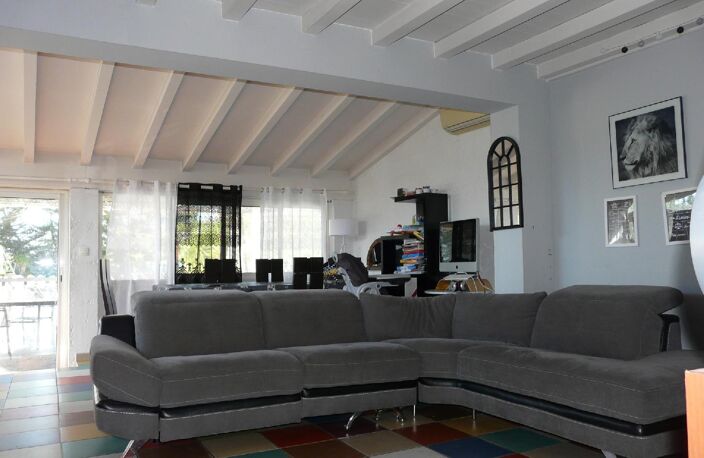 Villa — photo 2