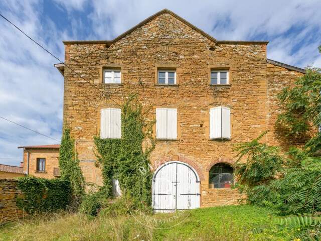 Charnay - Maison en pierre dorées à rénover d'environ 376 m² - Terrain de 1 290 m² — photo du bien