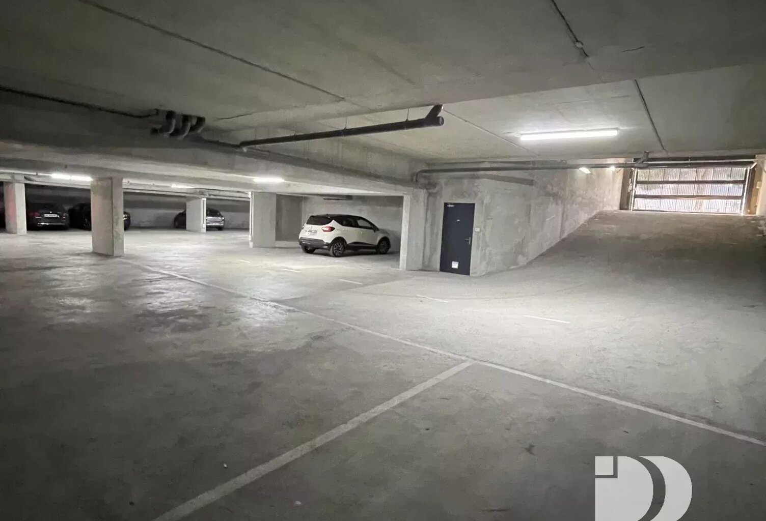 PARKING — photo 1