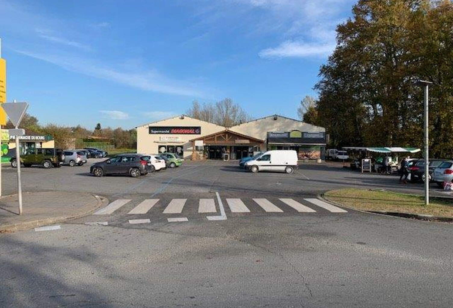 Centre commercial de 1500 m² avec 11 locaux à terminer et parking à IZON — photo 1