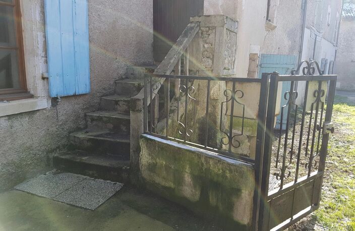 Saint Savin, Vienne 86: maison à renover avec jardin — photo 3