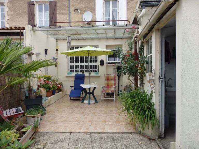 Maison de village avec boutique à St Claud en Charente — photo 1