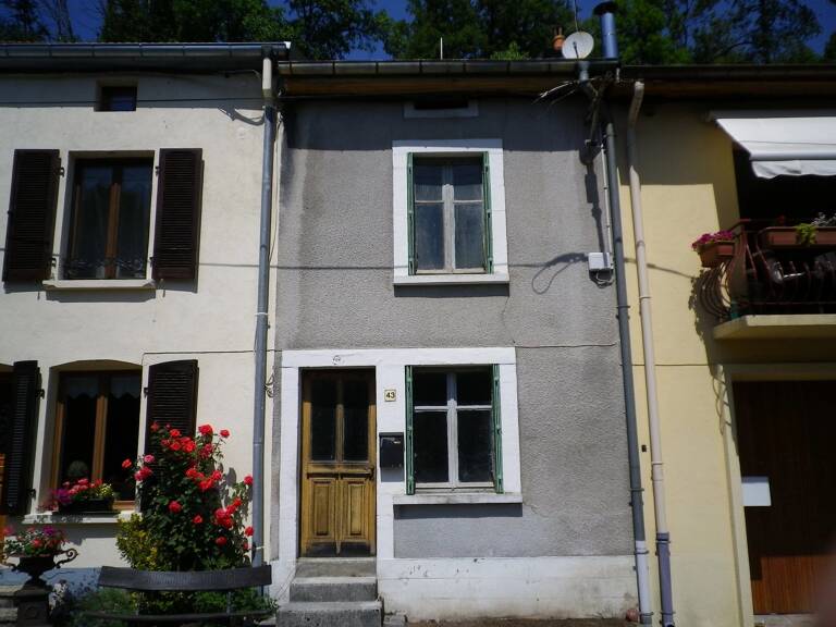 Belle maison à rénover près d'un canal dans les Vosges — photo 1