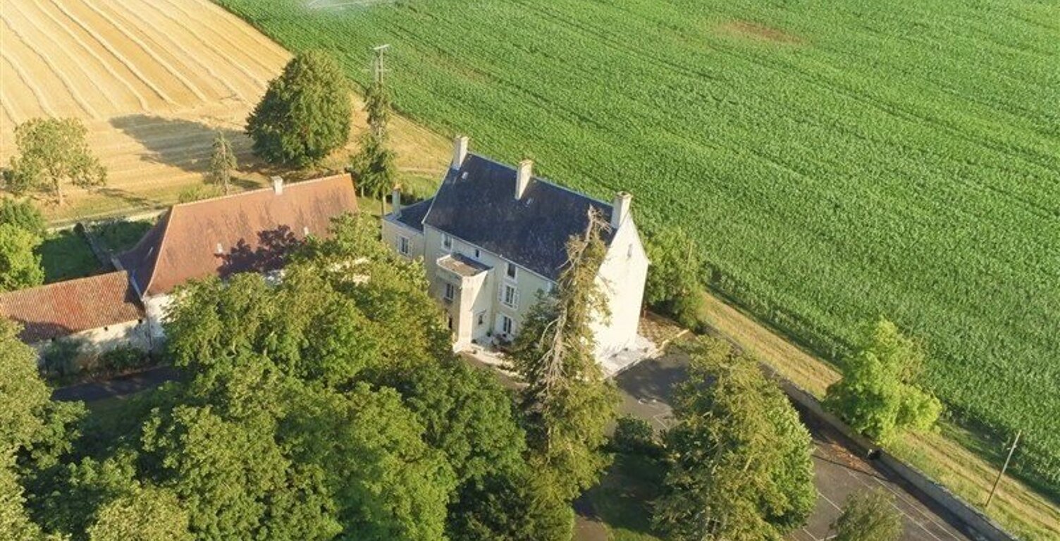 Château du 15ème près de Chef-Boutonne dans les Deux-Sèvres — photo 1