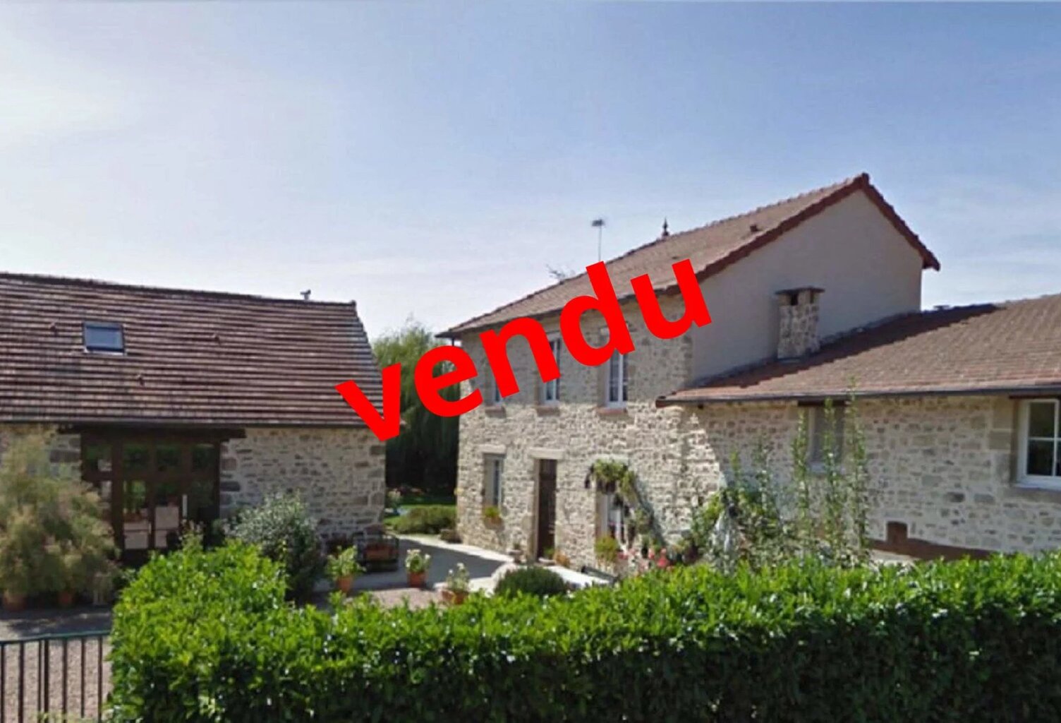 A vendre dans l'Allier, belle maison avec piscine et jardin. — photo 1